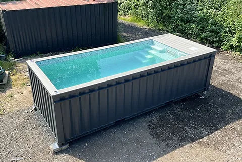 Piscina tipo contenedor de 6 metros (20 pies), color gris antracita, con función de natación a chorro.