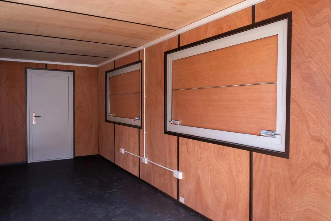 Contenedor marítimo de 20 pies con doble escotilla de servicio. Ref. 7897