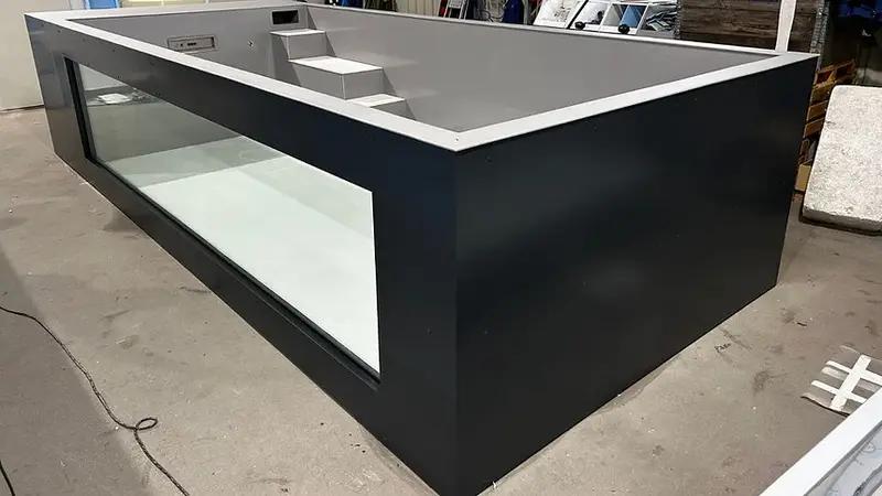 Piscina de polipropileno con dimensiones de 6,5 m x 2,5 m y una ventana de 4 m de ancho.