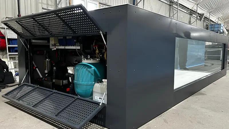 Piscina de polipropileno con dimensiones de 6,5 m x 2,5 m y una ventana de 4 m de ancho.