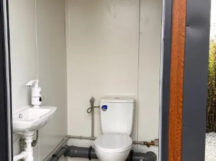 Pabellón sanitario modular con tres cabinas (Ref: S2103)