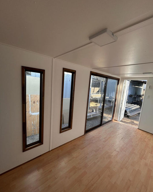 Contenedor de oficina de 6x2,42 m - 15 m² (Ref: 20123)