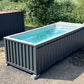 Piscina tipo contenedor de 6 metros (20 pies), color gris antracita, con función de natación a chorro.