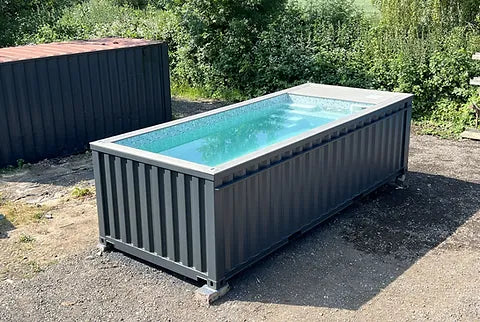 Piscina tipo contenedor de 6 metros (20 pies), color gris antracita, con función de natación a chorro.