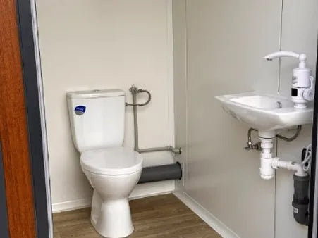 Pabellón sanitario modular con tres cabinas (Ref: S2103)