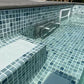 Piscina tipo contenedor de 6 metros (20 pies), color gris antracita, con función de natación a chorro.