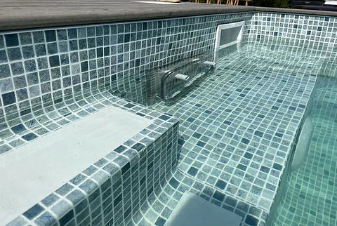 Piscina tipo contenedor de 6 metros (20 pies), color gris antracita, con función de natación a chorro.