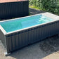Piscina tipo contenedor de 6 metros (20 pies), color gris antracita, con función de natación a chorro.