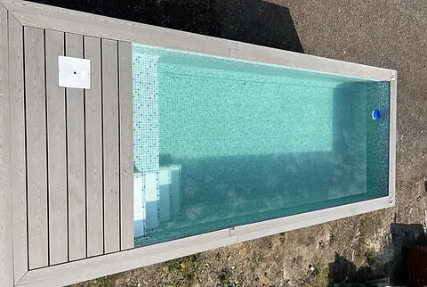 Piscina tipo contenedor de 6 metros (20 pies), color gris antracita, con función de natación a chorro.