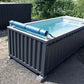 Piscina tipo contenedor de 6 metros (20 pies), color gris antracita, con función de natación a chorro.