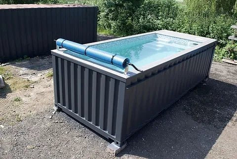 Piscina tipo contenedor de 6 metros (20 pies), color gris antracita, con función de natación a chorro.