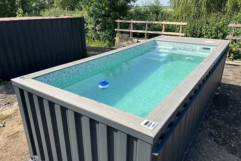 Piscina tipo contenedor de 6 metros (20 pies), color gris antracita, con función de natación a chorro.