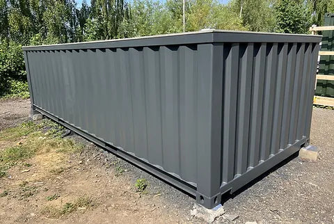 Piscina tipo contenedor de 6 metros (20 pies), color gris antracita, con función de natación a chorro.